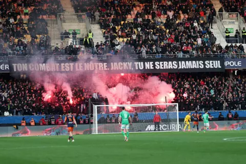 "بسبب شغب الجماهير".. إلغاء مباراة مونبيليه وسانت إتيان في الدوري الفرنسي